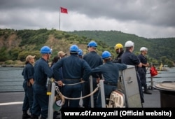 Моряки эсминца USS Porter (DDG 78), проходящего пролив Босфор. Август 2019 года